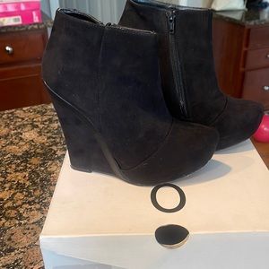 Women Aldo black suede bootie